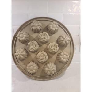 Pampered Chef Silicone Bakeware Floral Cupcake Pan #1613 Baking Cake Dish